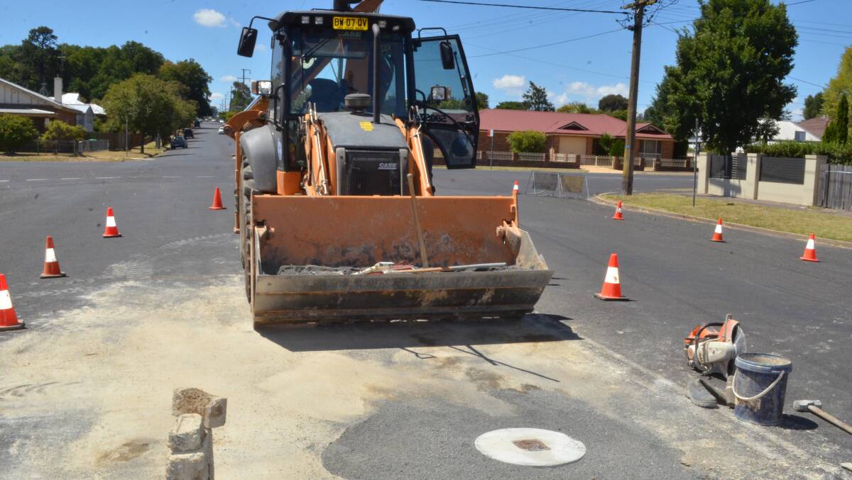 ON WITH THE JOB: Workers replace a water main in March Street ahead of anticipated roadworks in William Street. Photo: DAVID FITZSIMONS 0223dfwater1