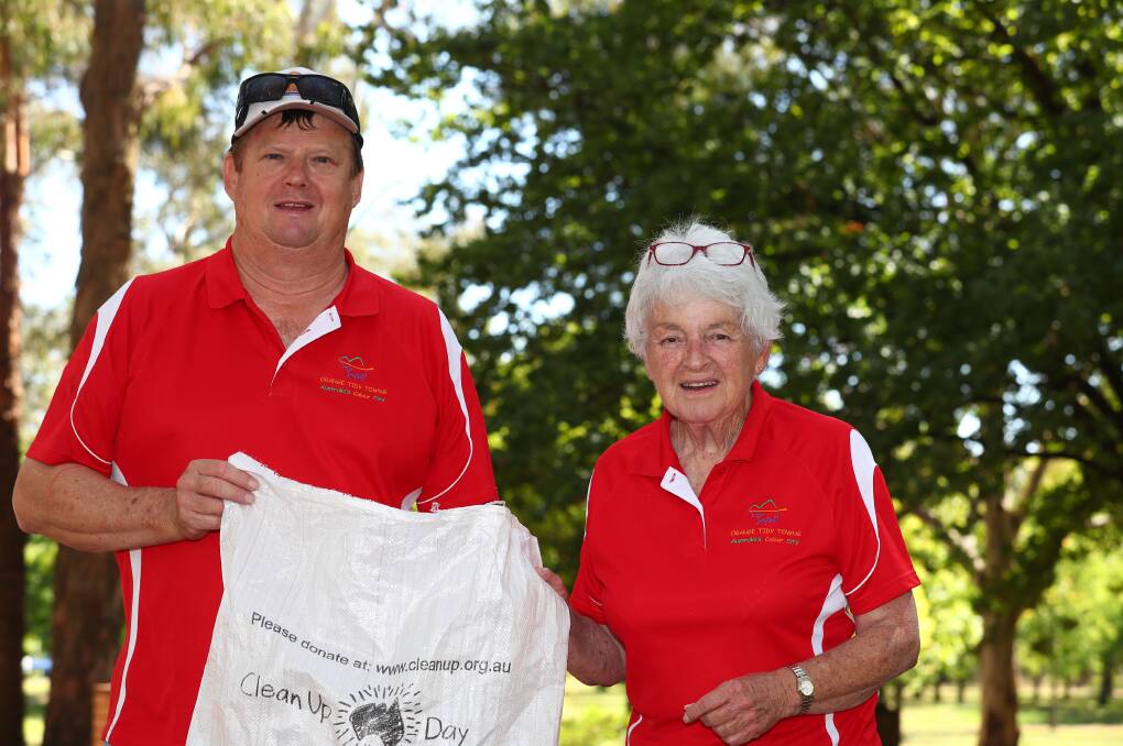 MANY HANDS: Roger Smith and Wendy Fisher at Clean Up Australia Day in Elephant Park. Photo: PHIL BLATCH 0304pbclean3
