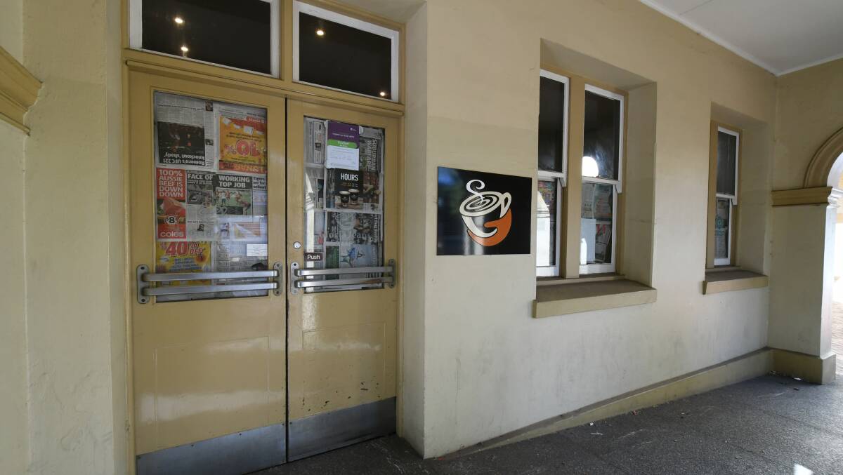 SHUT: Gloria Jean's coffee shop has closed in Summer Street. Photo: JUDE KEOGH 0306jkgloria1
