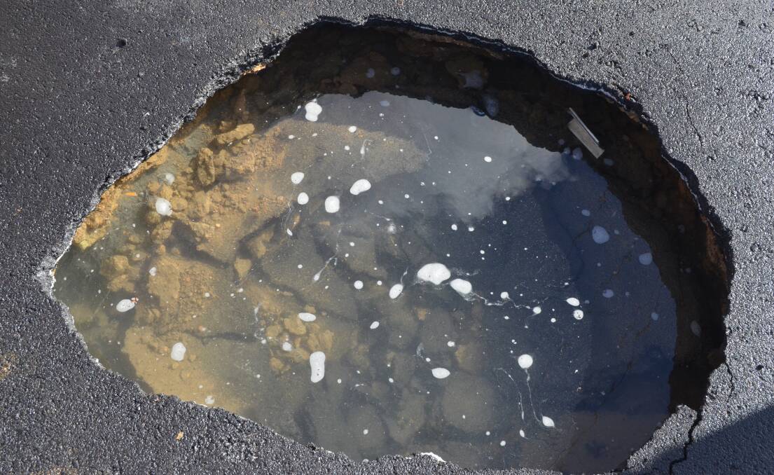 ROAD DAMAGE: The water-filled hole in Kenna Street near Wentworth Lane. Photo: DAVID FITZSIMONS 0726dfhole2