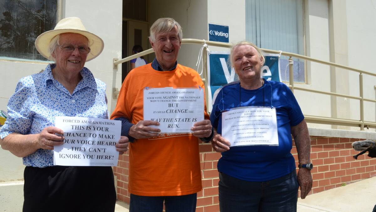 Anti-amalgamation campigners Marj Bollinger, Derek Johnson and Ros Chapman urge voters to look after Cabonne when they vote in the Orange byelection. Photo: LYNN PINKERTON
