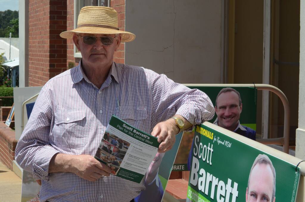 Mudgee Nationals chairman Sandy Walker handing out phamplets in Molong. Photo: LYNN PINKERTON