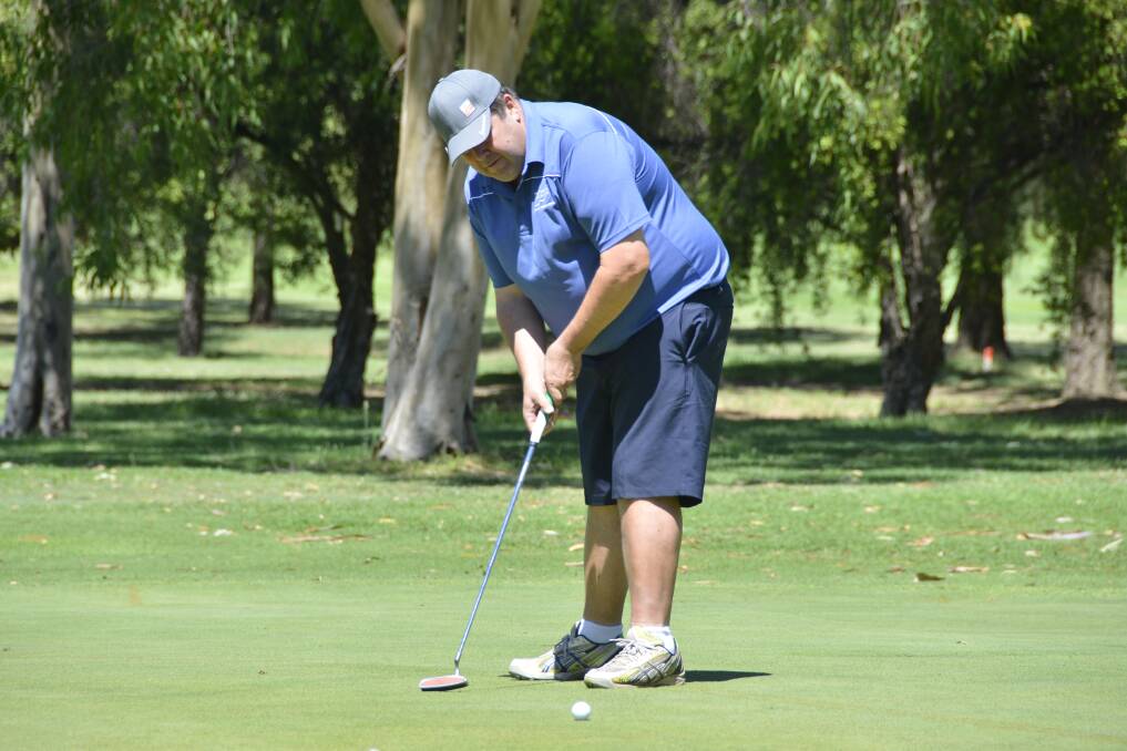 NO LUCK: Wentworth's James Bale putts out at Dubbo Photo: BELINDA SOOLE