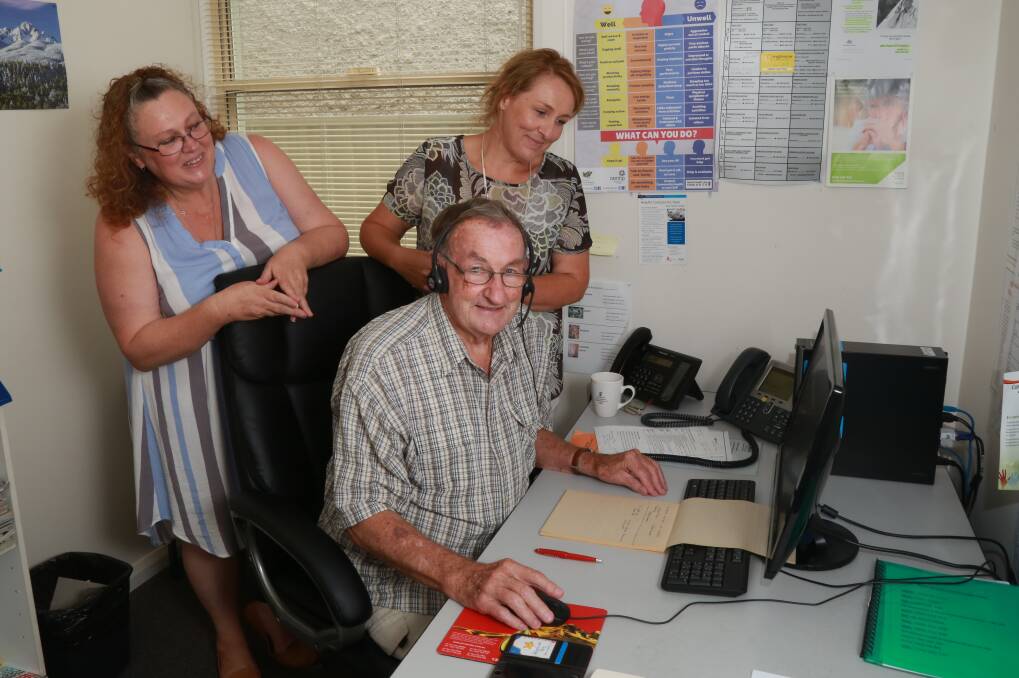 HELP MAKE A DIFFERENCE: Lifeline Central West volunteers Belinda Quinn (left) and Ray Talbot, pictured with crisis support services manager Stephanie Robinson. Photo: PHIL BLATCH 012417pblifeline2