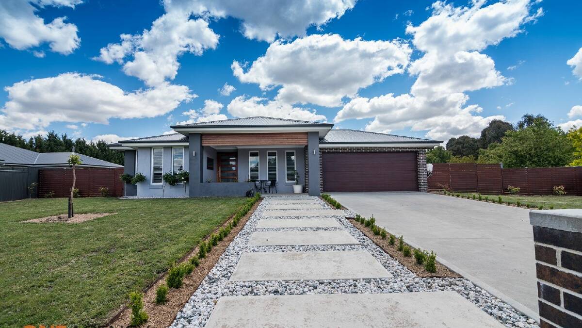 7a Palmer Street, Blayney this beautiful home on over 2000m2 of land is situated half way between Orange and Bathurst and offers great value for money.