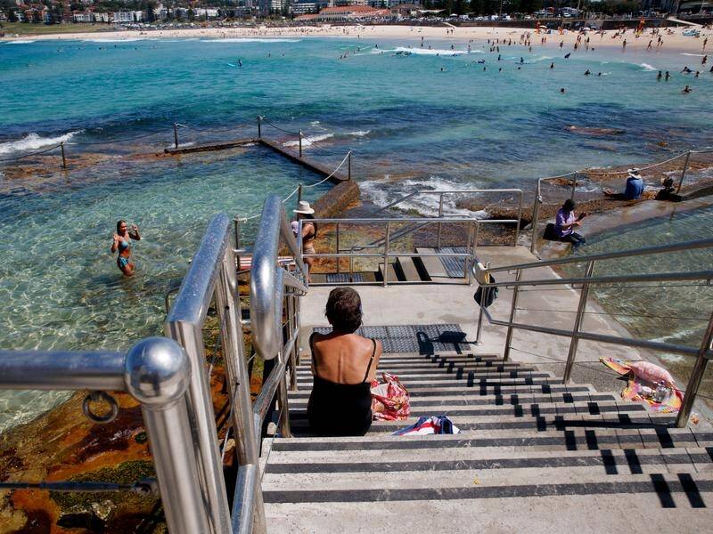 People took to the beach as Sydney headed for a top of 34C during an early autumn heatwave. (Nikki Short/AAP PHOTOS)