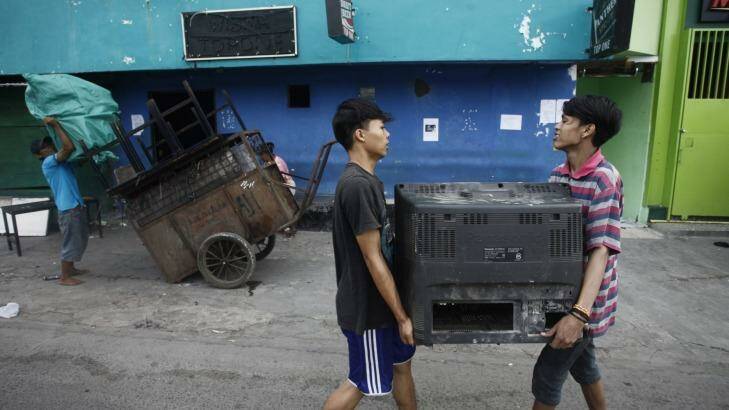 Kalijodo residents move their belongings in response to the eviction order. Photo: Irwin Fedriansyah
