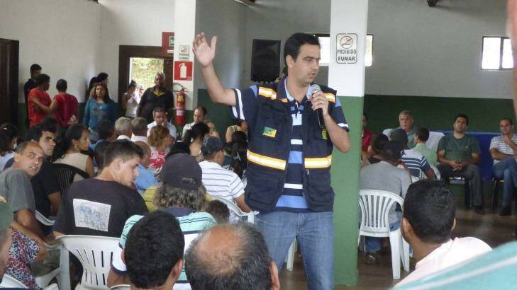 Mariana Mayor Duarte Junior holds a meeting to discuss the future of the town. Photo: Steve Yolen