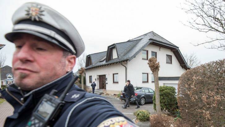 Police stand in front of the residence of the parents of Andreas Lubitz, co-pilot on Germanwings flight 4U9525, on March 26, 2015 in Montabaur,  Photo: Thomas Lohnes/Getty Images