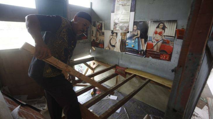 Karji dismantles one of the rooms in the Kalijodo red-light district.   Photo: Irwin Fedriansyah