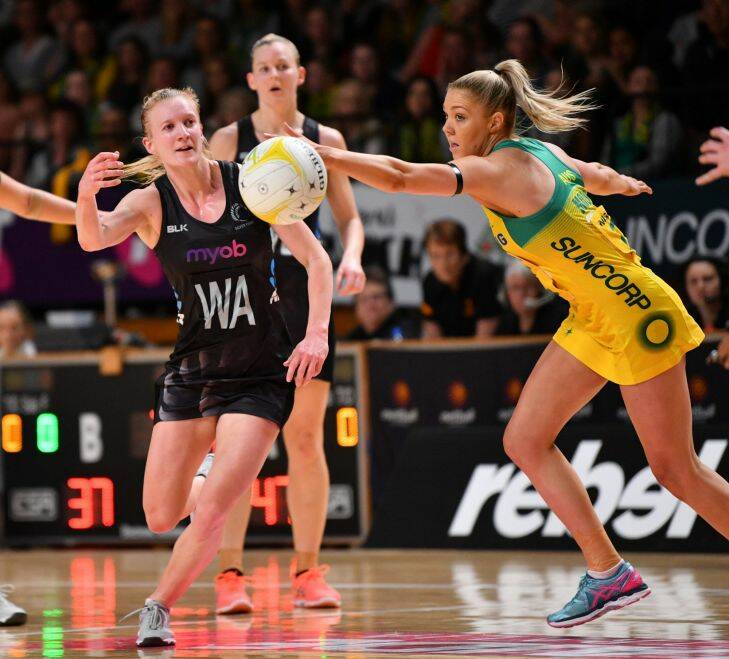 Shannon Francois of New Zealand and Kate Moloney of Australia during the netball Constellation Cup between the New Zealand Silver Ferns and Australian Diamonds, Titanium Security Arena, Adelaide. Wednesday, October 11, 2017. (AAP Image/David Mariuz) NO ARCHIVING.