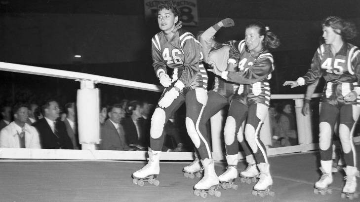 Dolores Doss leads the pack at opening night of the roller derby at the Sydney Stadium on 26 August 1955 Photo: Harry Martin