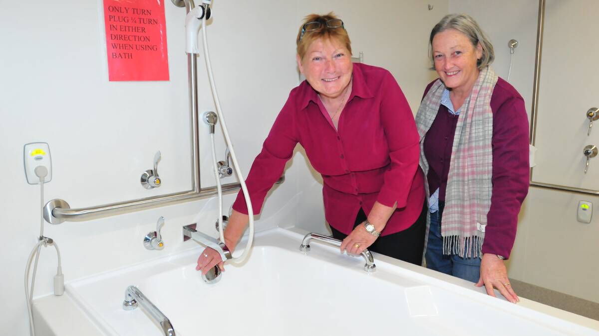 WATER BIRTH: Director of nursing Sue Patterson and midwife Roslyn Webster, who has been involved in developing policies and practices for the new water birthing service being offered at Orange hospital. Photo: LUKE SCHUYLER 					                 0505waterbirthing
