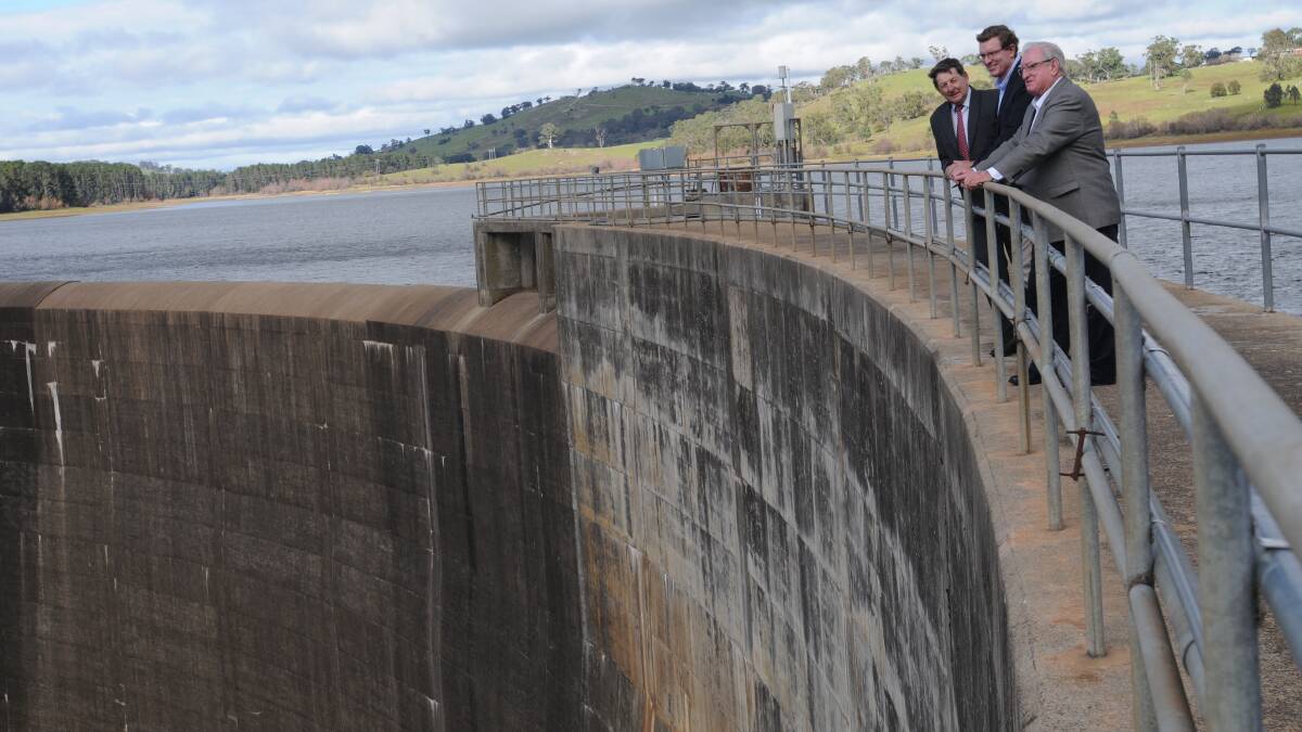 OFF THE WALL: Council infrastructure committee chair and councillor Reg Kidd, Mayor John Davis and Member for Orange Andrew Gee inspect Suma Park Dam before its $18.94 million upgrade. Photo: STEVE GOSCH 0606sgsuma3
