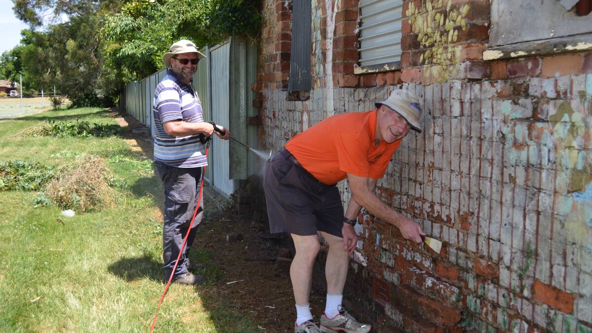 CLEAN-UP CREW: George Blackwell and Russell Turner helped clean graffiti off a shed that backs onto Orange’s old netball courts at Moulder Park. Photo: TRACEY PRISK 
