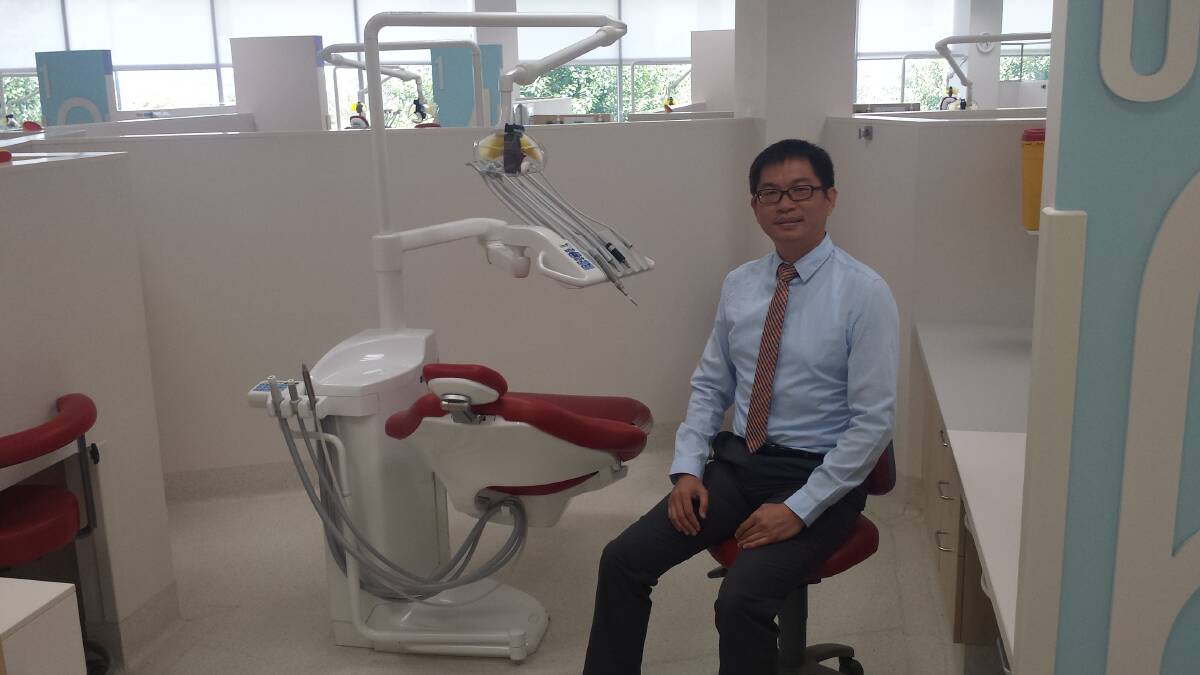 STUDENTS SELECTED: Orange CSU Dental and Oral Health Clinic School of Dentistry and Health Sciences head Boyen Huang congratulates the almost 40 students who have received offers to study dental science at Orange in 2016. Photo: CONTRIBUTED
