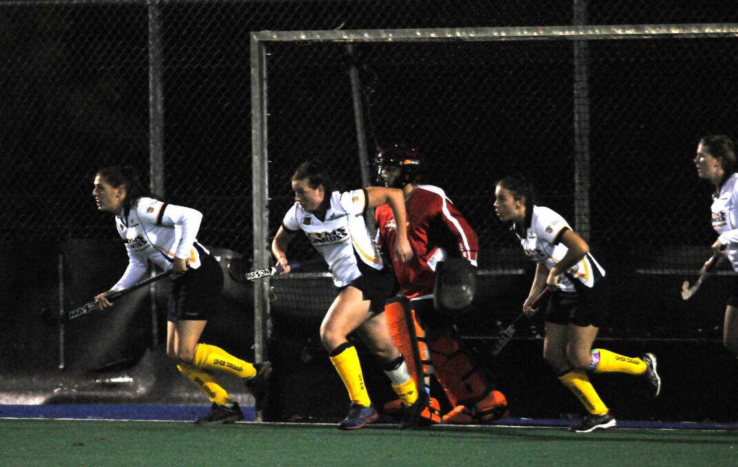 NO GETTING THROUGH: Kinross-CYMS defend a penalty corner in their side’s 3-2 win over Orange Ex-Services in Orange on Saturday night. Photo: STEVE GOSCH                                                                  0510sghock19