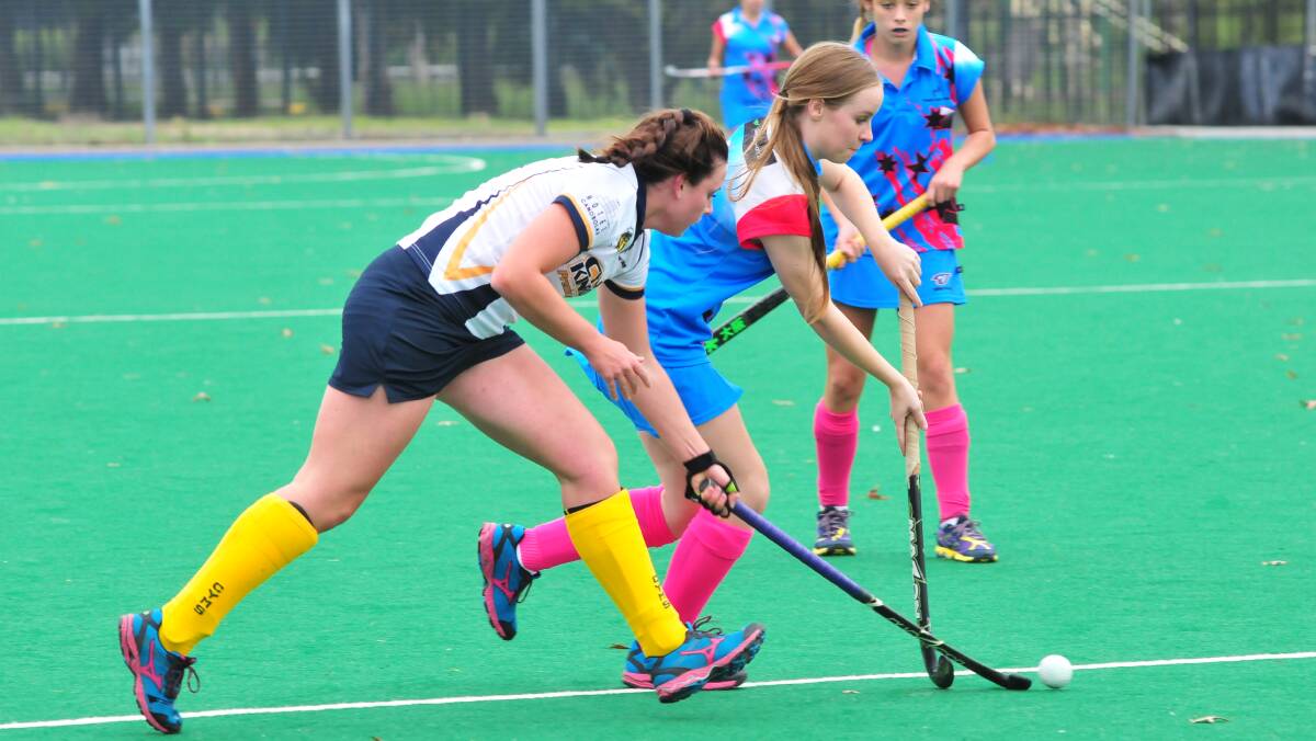 POKING ABOUT: Dubbo Blue Jays' Kendall McDonagh and Kinross-CYMS' Maddie Smith in action at the Orange Hockey Centre. Photo: JUDE KEOGH