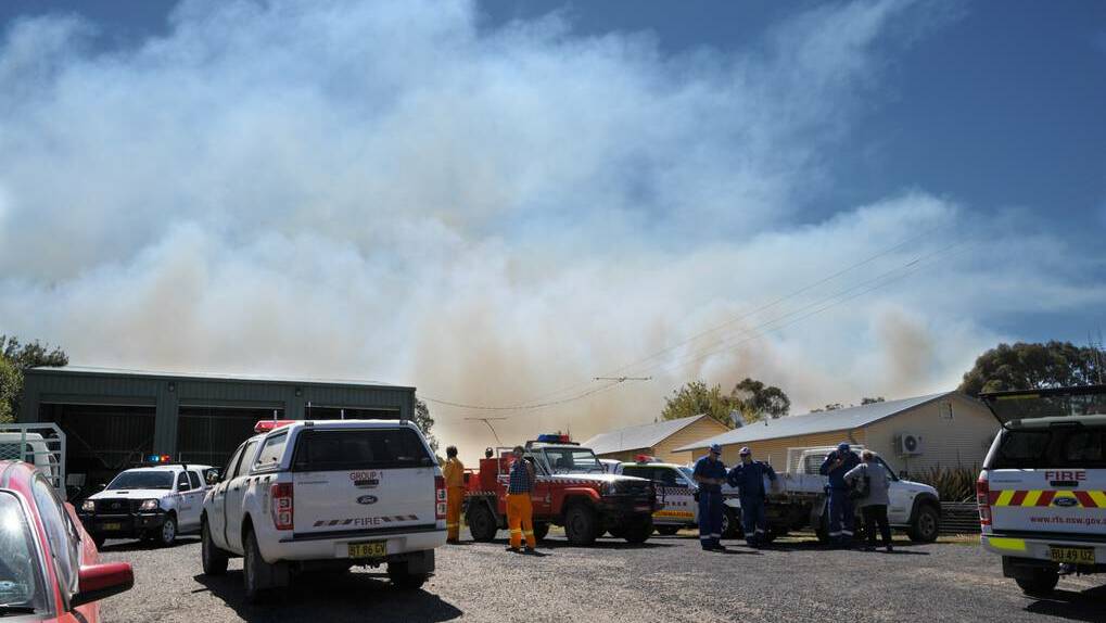 BATHURST:  Emergency services on the scene at Wattle Flat during Friday’s bushfire emergency.