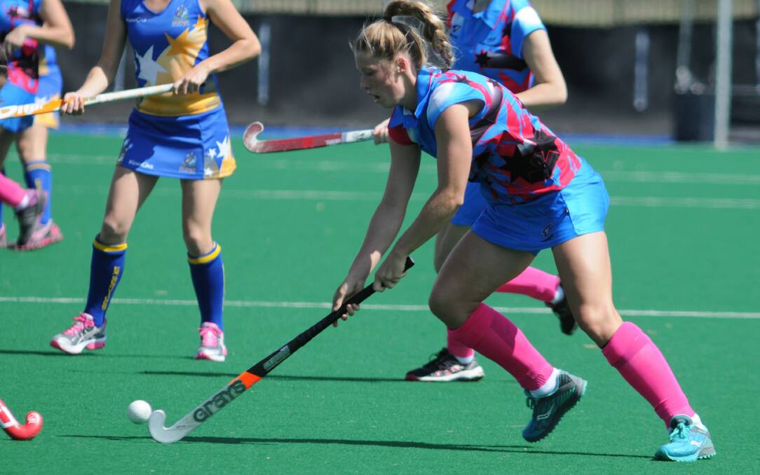 HOCKEY: Dubbo Blue Jays Lucy Ferguson goes on the attack against Orange Ex-Services in PLH action on Saturday. Photo: STEVE GOSCH