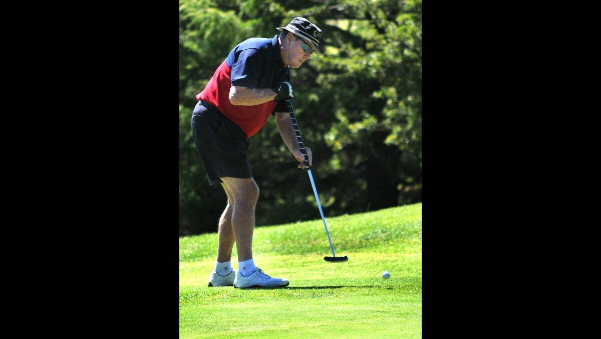 GOLF: Rob Worboys shows his putting form. Photo: STEVE GOSCH