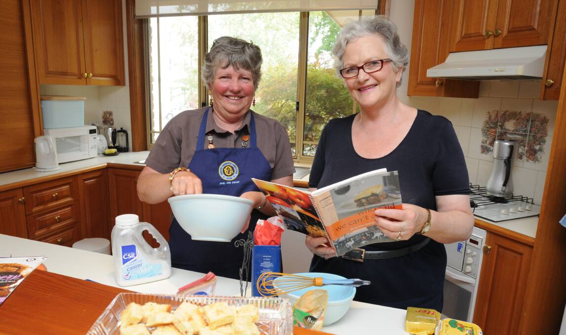 SLICE OF HEAVEN: Roslyn Bensch and Deborah Marr cook up a storm for the Central Western Daily’s new magazine My Recipe Rules. 
Photo: STEVE GOSCH 0305sgcook2