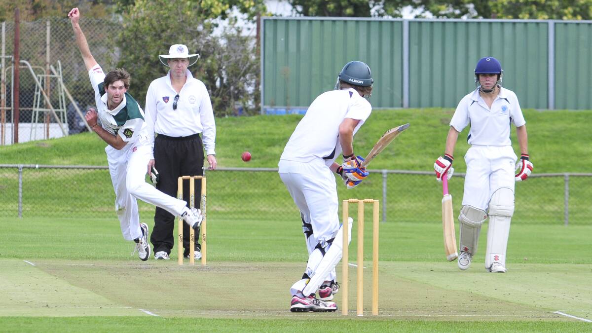 FIVE-FOR: Jackson Coote sends one down in his man-of-the-match performance against Kinross on Saturday. Coote took 5-10 then backed it up with 30 not out.
Photo JUDE KEOGH 0308city6