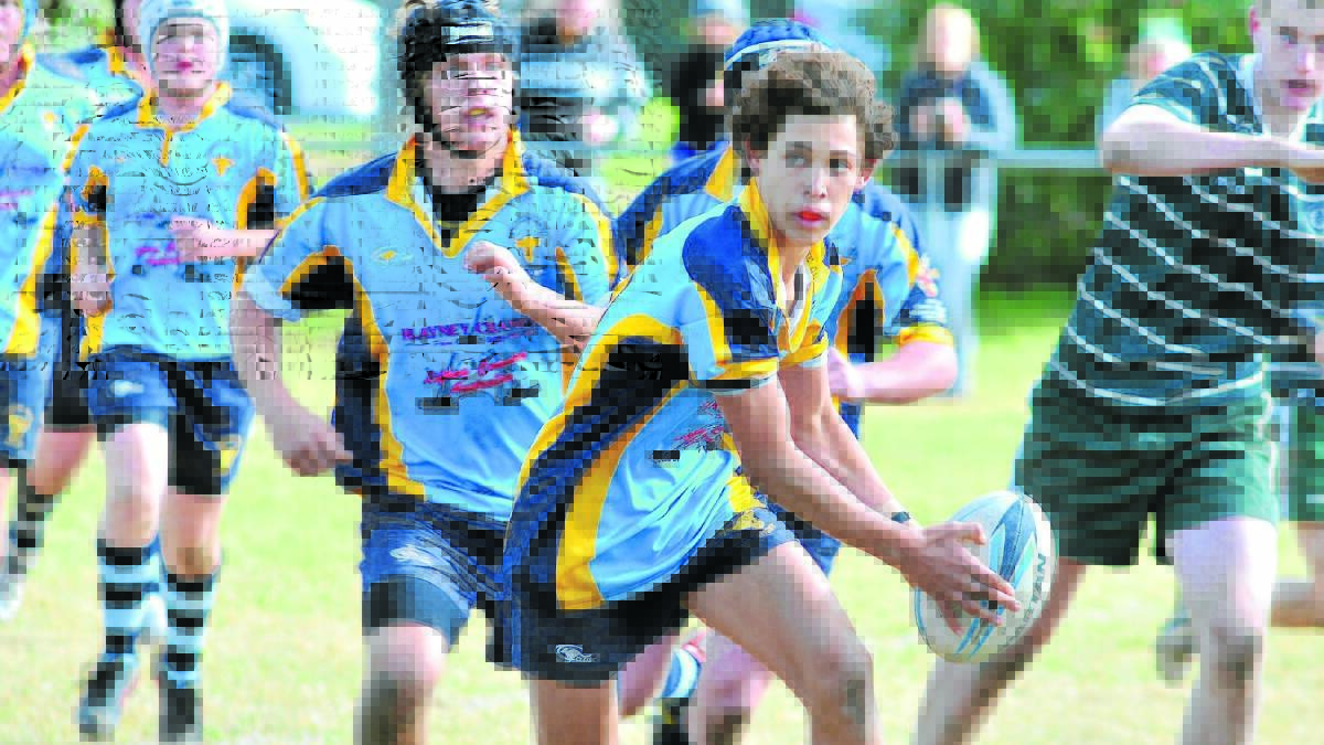 UNDERDOGS: Central West’s Jake Styles shifts it wide in last year's NSW under-14 carnival. This year’s tournament starts at Endeavour Oval tomorrow.
Photo: JUDE KEOGH 0608rugby4