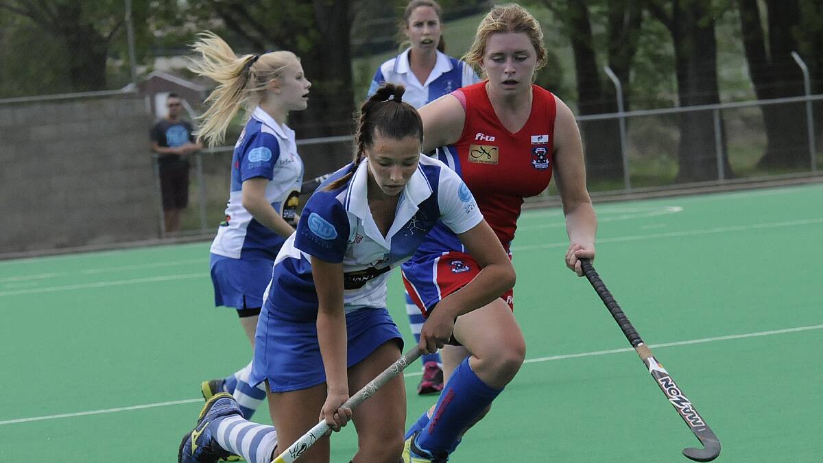 ON THE RUN: Georgie Adams (St Pat’s) is flanked by Feds’ Georgia Parr. Photo: PHILL MURRAY