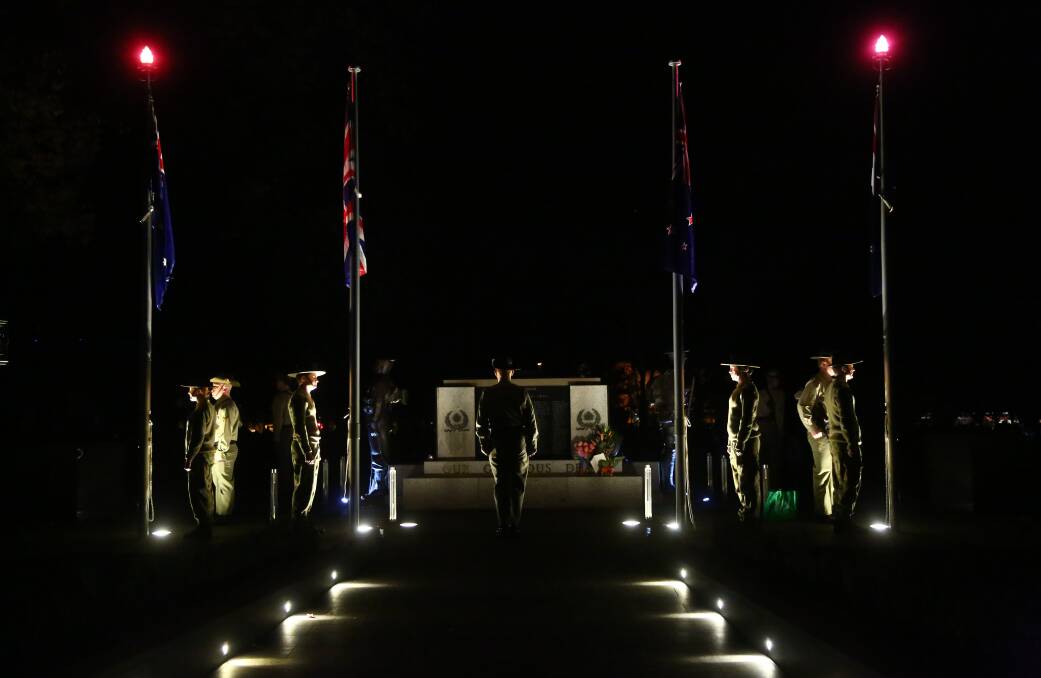 Orange Anzac Day's Dawn Service this morning saw a record massive turnout of 5,000 in Robertson Park to mark the 100th commemoration of the landing at Gallipoli.