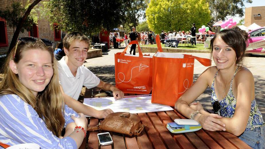 BATHURST: Emma Paterson, Robert Neate and Amy Phillips settle in at Charles Sturt University during O Week. Photo CHRIS SEABROOK 022414csu1