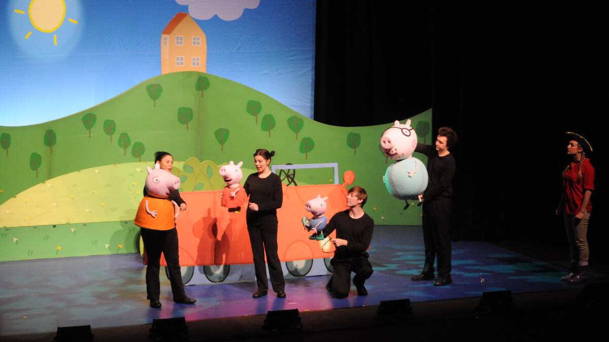 TREASURE HUNT: Peppa Pig delighted audiences at Orange Civic Theatre on Tuesday. Photo: STEVE GOSCH  0708sgpepa1