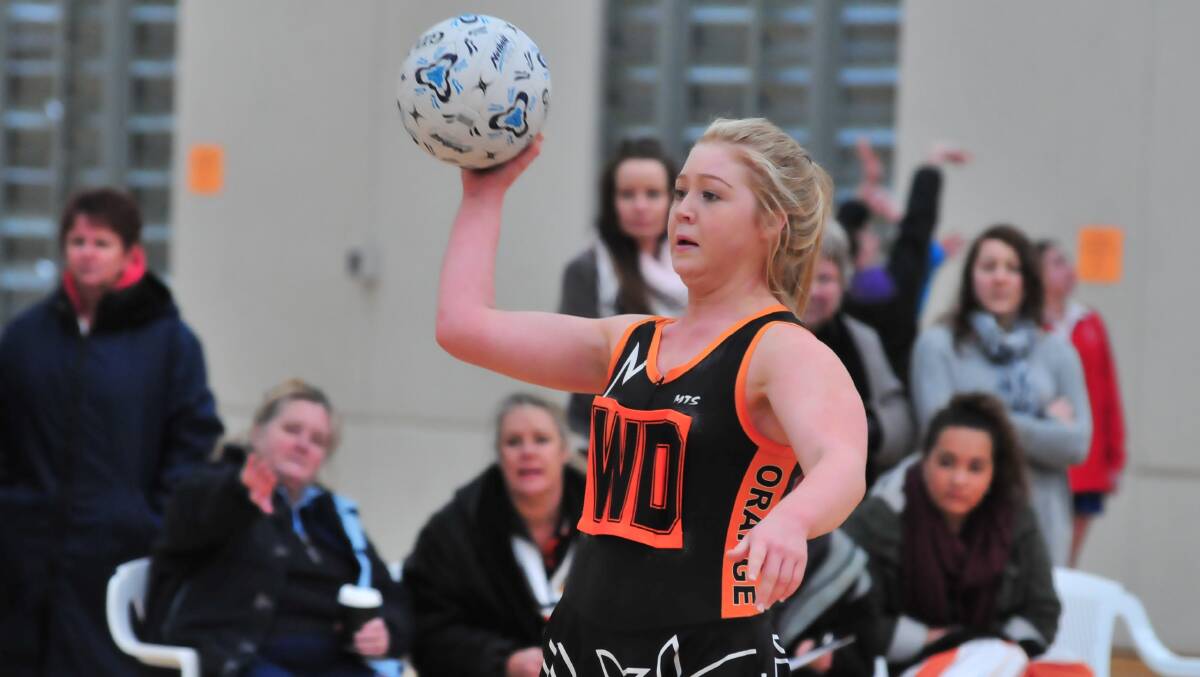 MOVING UP COURT: Orange defender Lucy Spicer on the ball for her side. Photo: JUDE KEOGH 0721statenet28

