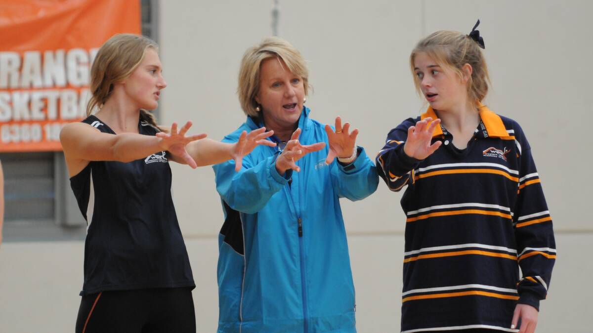 REACHING OUT: NSW Institute of Sport senior netball coach Sue Hawkins (middle) offers guidance to Forbes’ Sarah Simmonds (left) and Wellington’s Gabby Eather (right) during the WRAS training camp. Photo: STEVE GOSCH 0622sgnet2