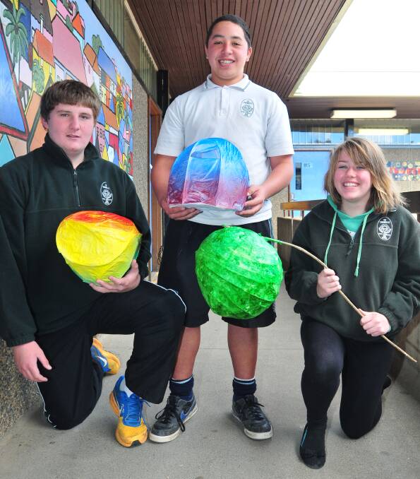 DISCOVER YOUR CREATIVITY: Canobolas Rural Technology High School students Will Cusack, Matt Toia and Brittany Gee with lanterns they made for Indigenous Sky Stories, an event during the Orange Youth Arts Festival. Photo: LUKE SCHUYLER  0822lslanterns1
