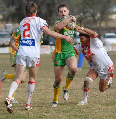 UNDER WRAPS: Orange CYMS centre Ben McAlpine runs into the Mudgee defence at Jubilee Oval yesterday.