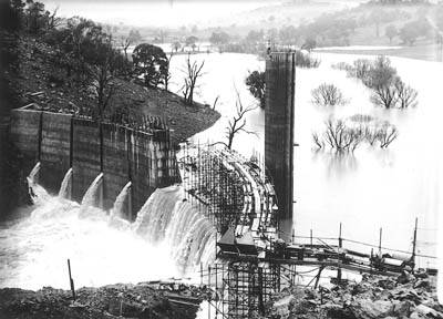 SPLASHING OUT ON SUMA: The single arch Suma Park Dam wall under construction, August 1, 1960.