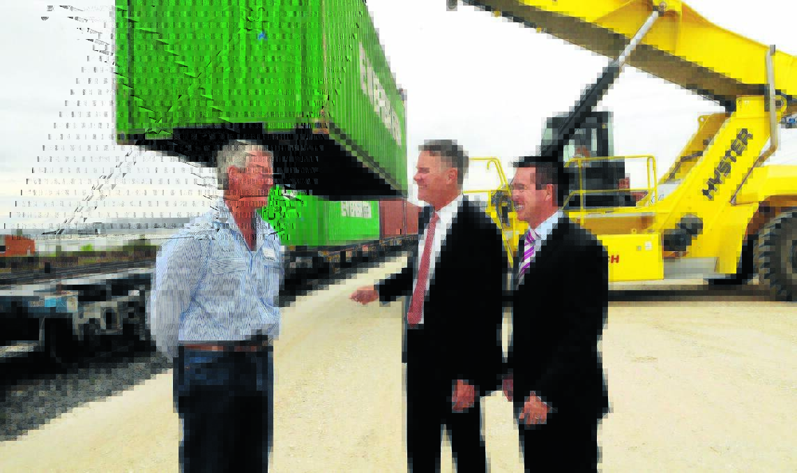 ON TRACK: Derek Larnach, from Grainforce, gets the seal of approval at yesterday’s rail terminal opening from acting NSW Premier Andrew Stoner, centre, and Bathurst MP Paul Toole. Photo: PHILL MURRAY 										  010914pgrain2