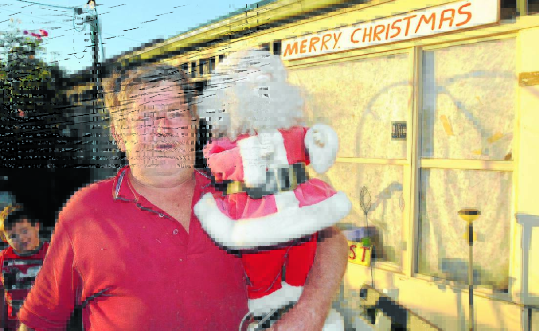CHRISTMAS TRADITION: Colin Chate is all smiles after winning the judge’s choice award in the Central Western Daily compeition.  Photo: STEVE GOSCH 0104sgchate