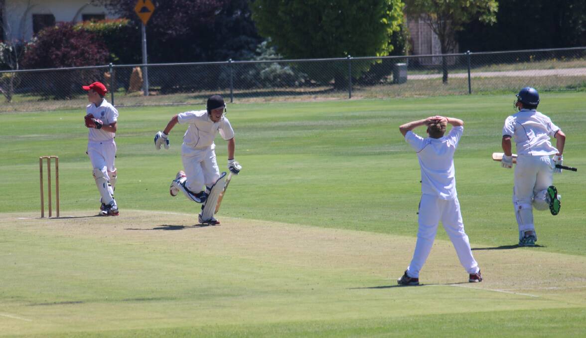 Mitchell pairing Ryan Peacock and Michael Hannelly scramble a run against Illawarra at Riawena Oval on Tuesday. Photo: MELISE COLEMAN