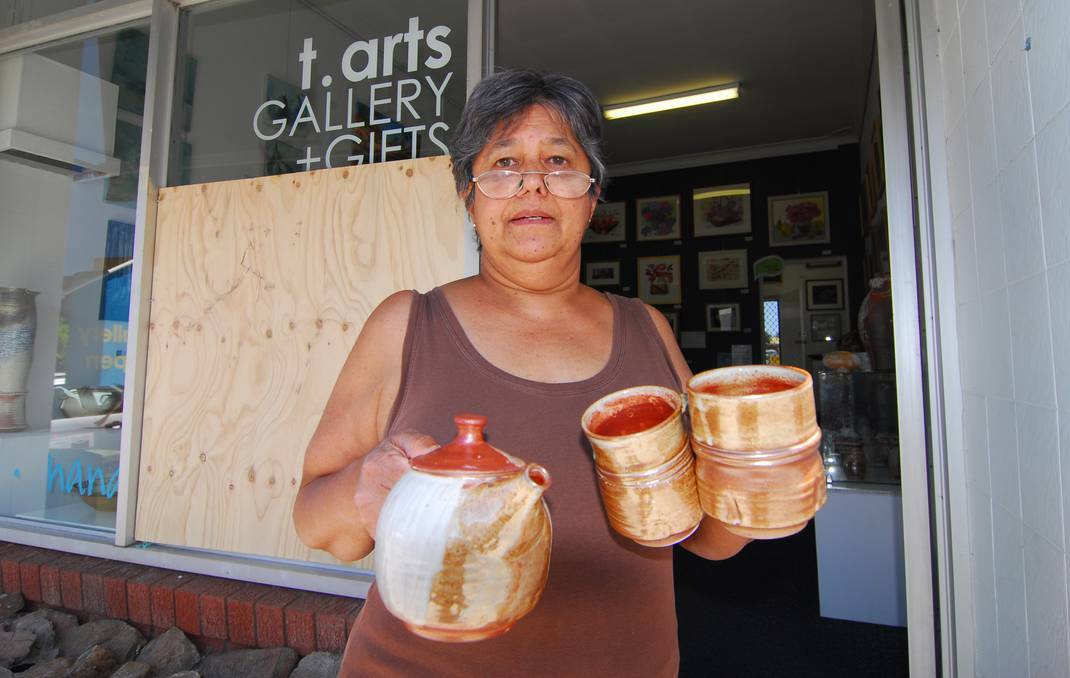 BATHURST: Louise Ranshaw with pottery similar to that stolen in a senseless act of smash and grab at the arts gallery in Russell Street on the weekend. Photo ZENIO LAPKA 123013ztarts1