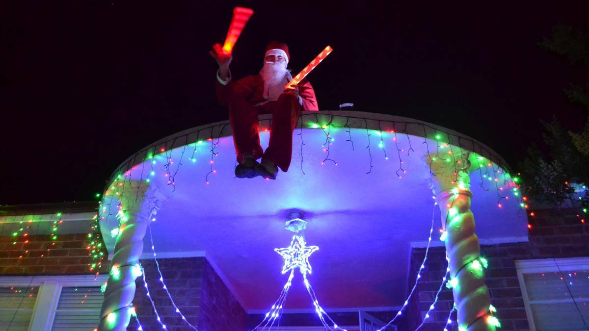 COWRA: Santa Claus was touring the streets of Cowra to judge the best decorated houses.