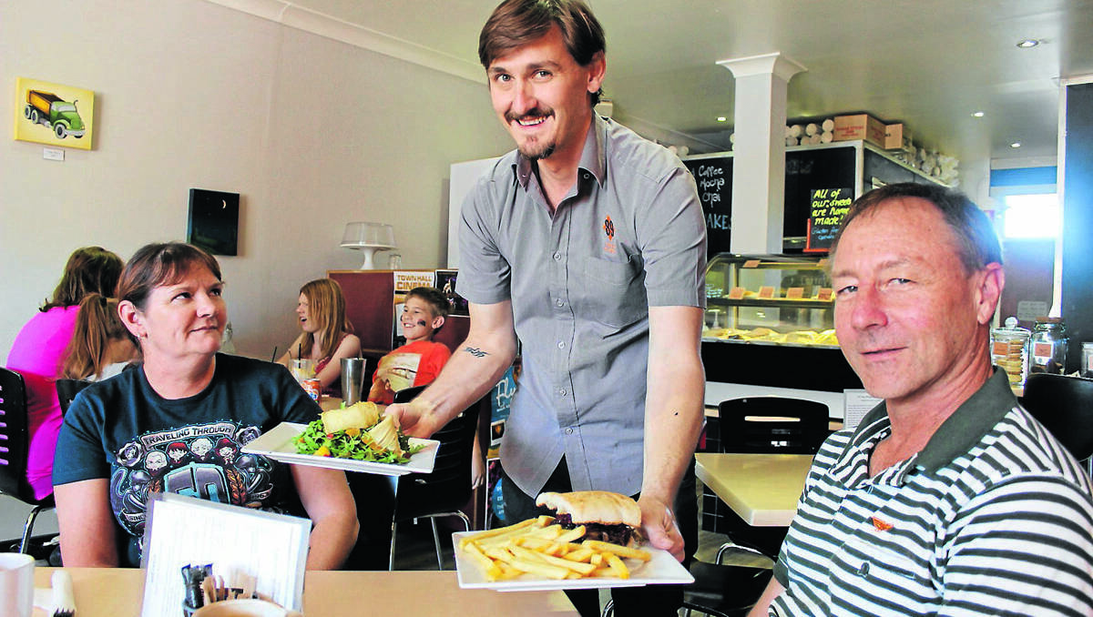 MUDGEE: Café 89 is one of several Mid-Western eateries to be recognised as having five-star food safety standards. Scott Slate of Café 89 serves customers Mal and Kaylene Williams on Monday. Photo: DARREN SNYDER