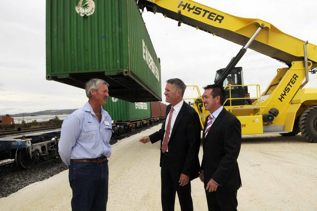 BATHURST:  Derek Larnach, from local company Grainforce, gets the seal of approval on Thursday's rail terminal opening from acting NSW Premier Andrew Stoner, centre, and Bathurst MP Paul Toole. Photo: PHILL MURRAY 010914pgrain2