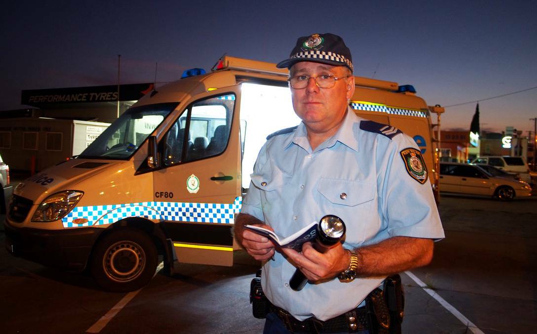 BATHURST: Senior Constable Colin Crome sets up a mobile headquarters on the corner of William and Keppel streets as part of Operation Rover, a high visibility strategy to curb anti-social behaviour over the Australia Day weekend. Photo: Zenio Lapka 012514zgrover