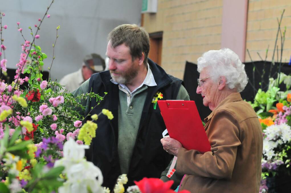 Graeme Davis, Dorothy McKeon - Orange & District Horticulture Society 2012 Spring Show Photo Jude Keogh