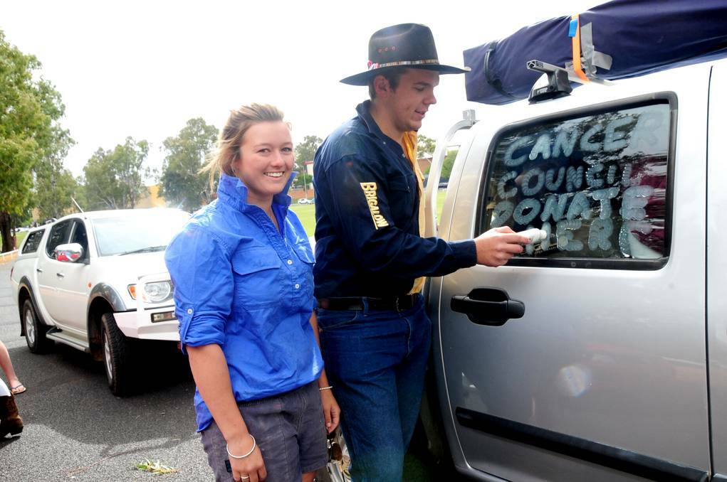 DUBBO: Ute convoy hits the road for cancer council. Pictured: Jo Bell and Shaun Doughty. Photo: LOUISE DONGES
