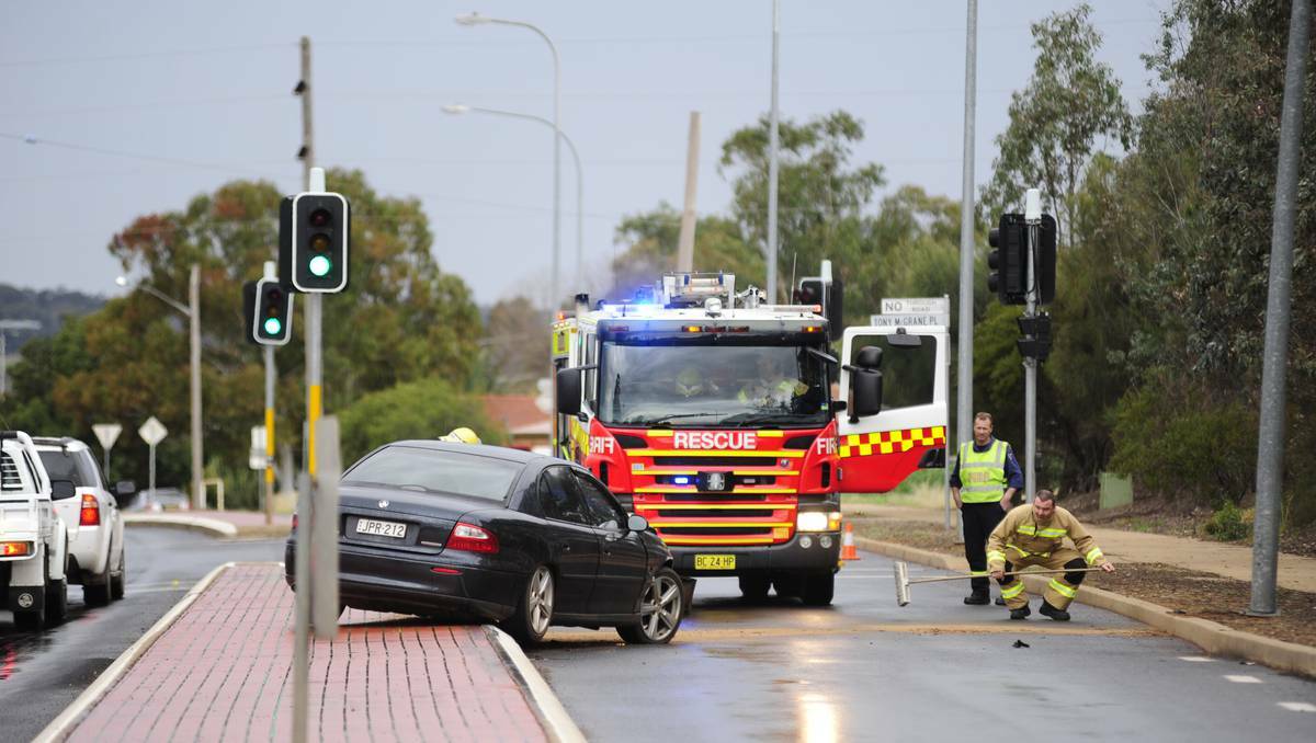 DUBBO: Emergency services were called to a Dubbo intersection on Monday afternoon following reports a car had hit a pole.