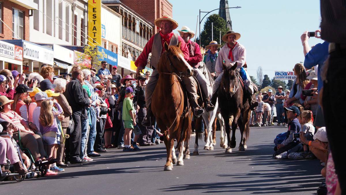 The re-enactment of Ben Hall's raid on Bathurst 150 years ago drew thousands to William Street on Saturday afternoon.