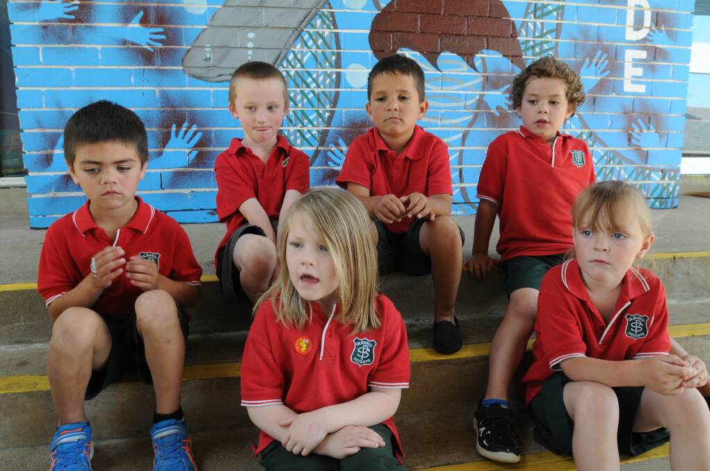 ALWAYS NICE: Glenroi Heights Public School kindergarten children Keegan Jones, Nigel Langbein, Kira Johnstone, AJ Edwards, Bianca Howell and Hunter Worboys are minding their manners and helping parents and carers around the house so they‘ll end up on Santa’s nice list. Photo: STEVE GOSCH      1217sgglenroi1